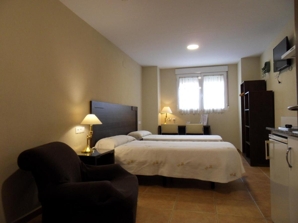 Hostal El Estudio Almansa Bagian luar foto