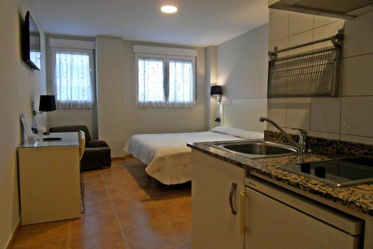 Hostal El Estudio Almansa Bagian luar foto