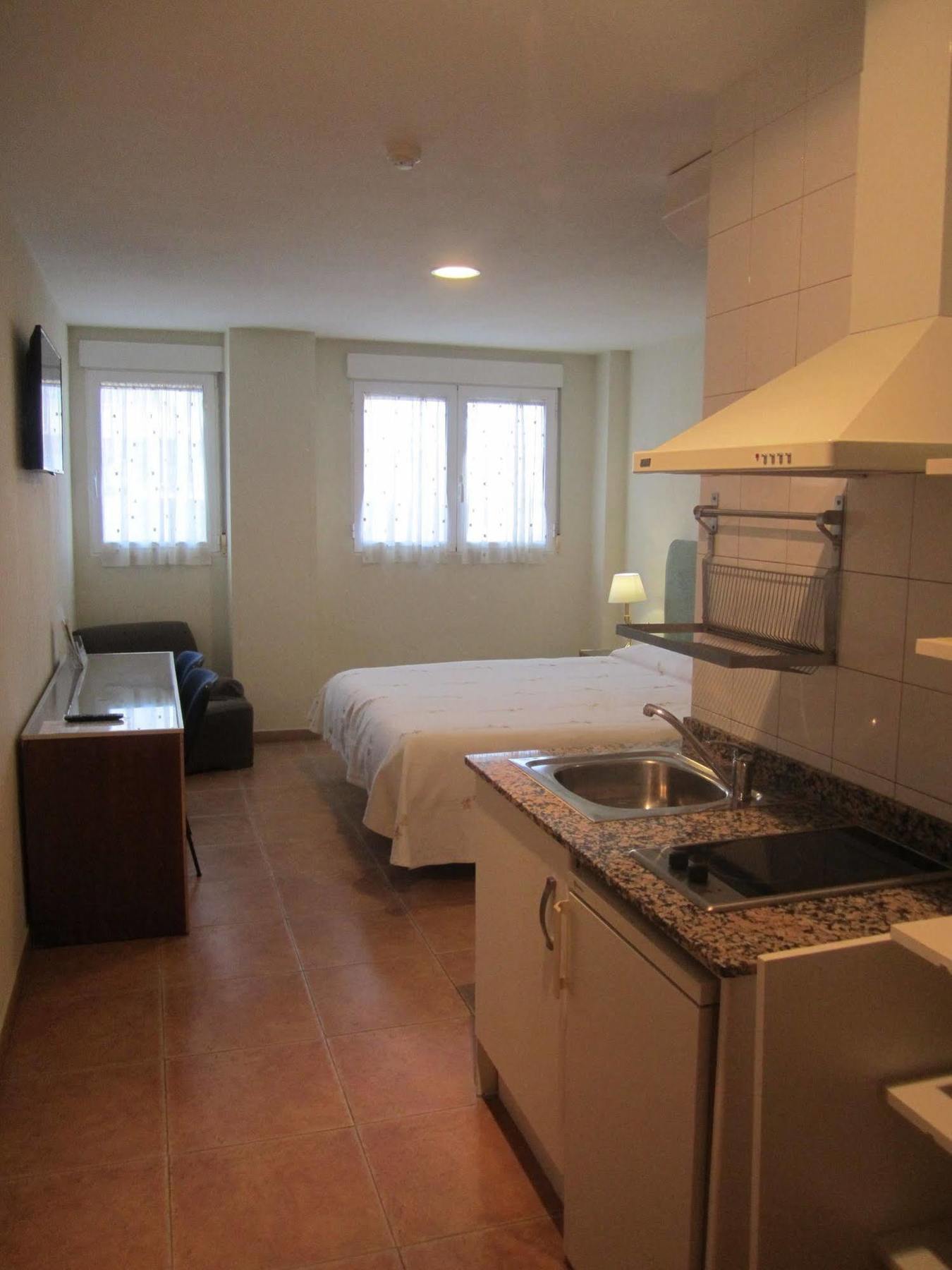 Hostal El Estudio Almansa Bagian luar foto