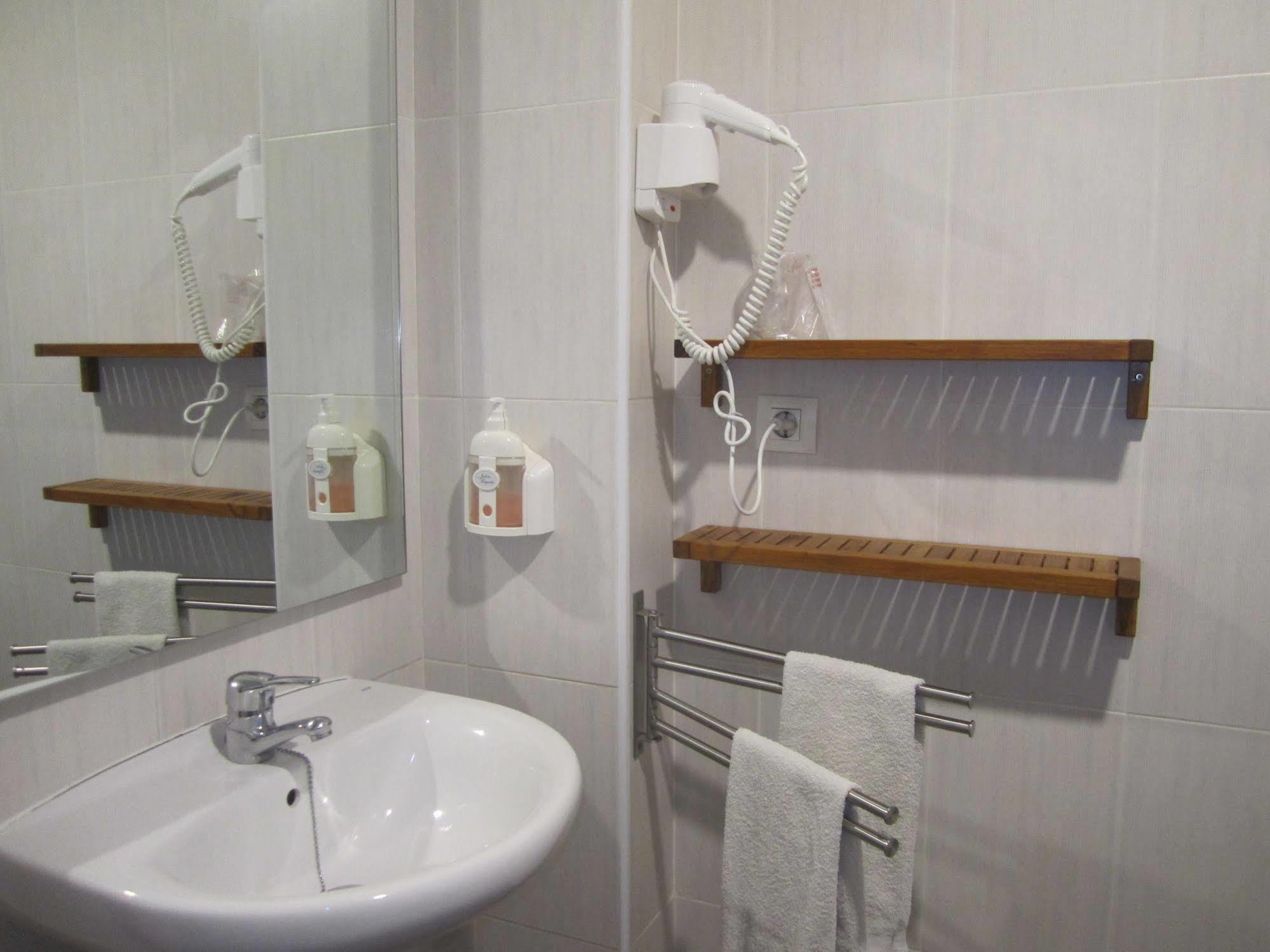 Hostal El Estudio Almansa Bagian luar foto