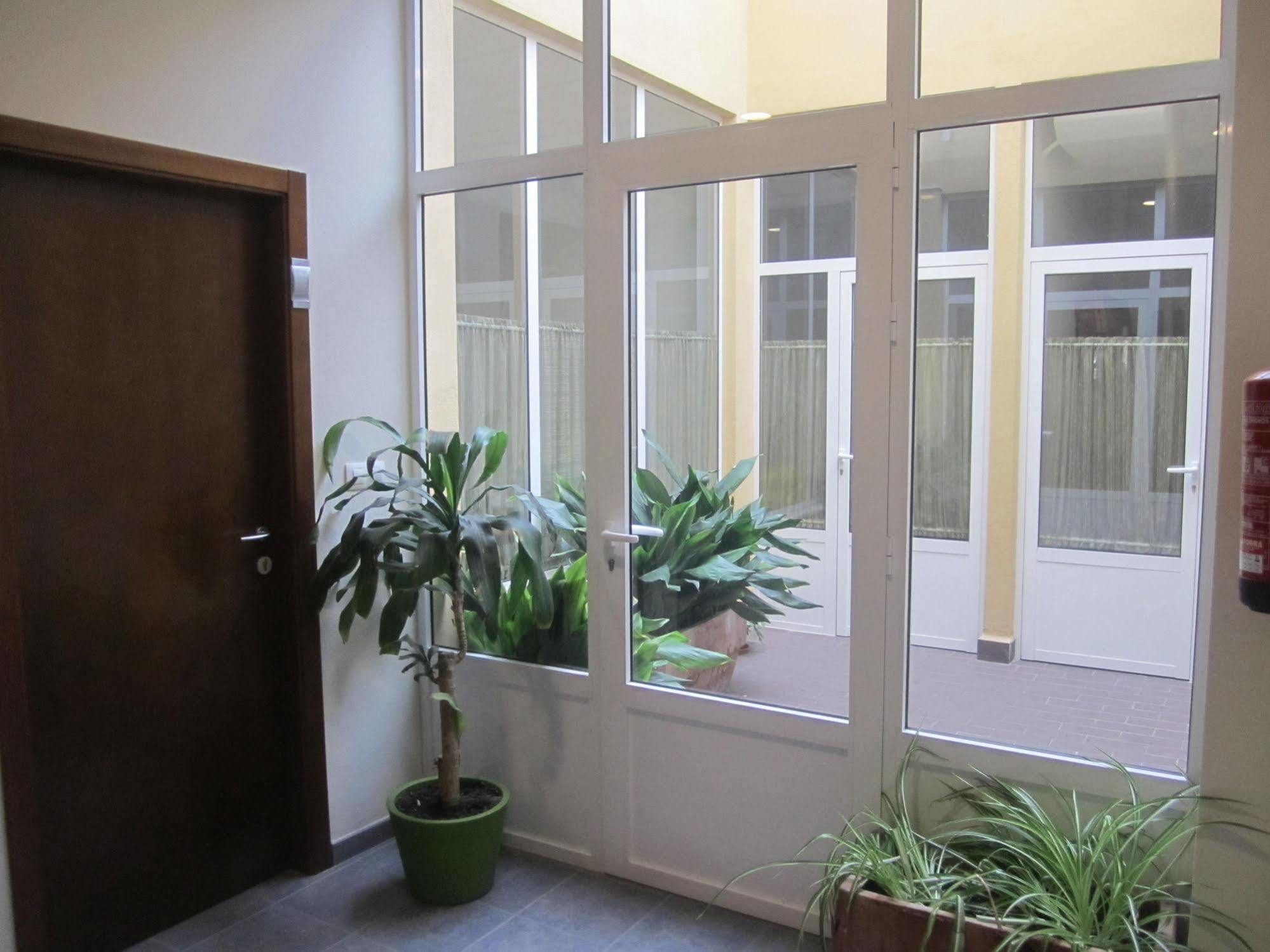 Hostal El Estudio Almansa Bagian luar foto