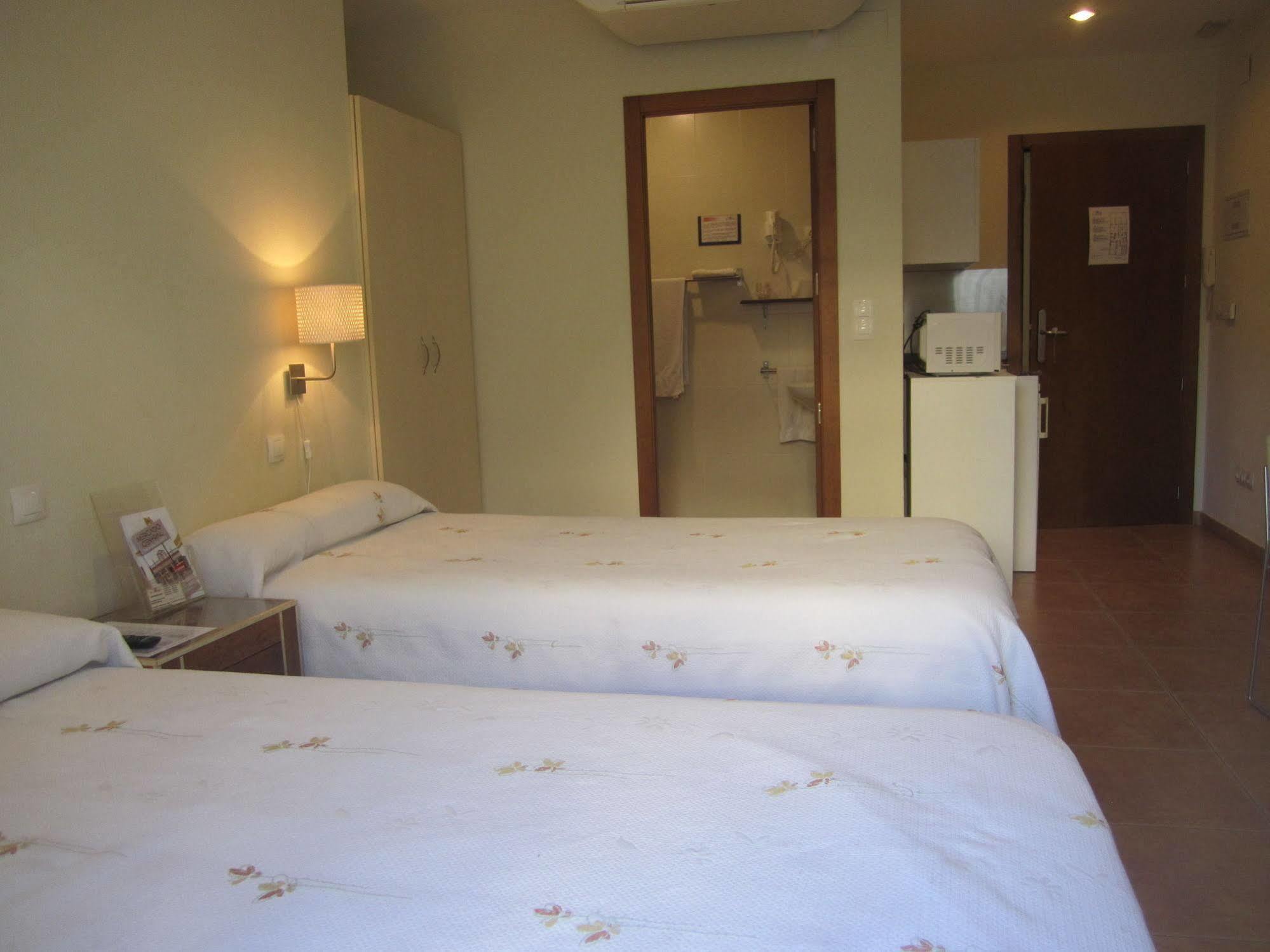 Hostal El Estudio Almansa Bagian luar foto