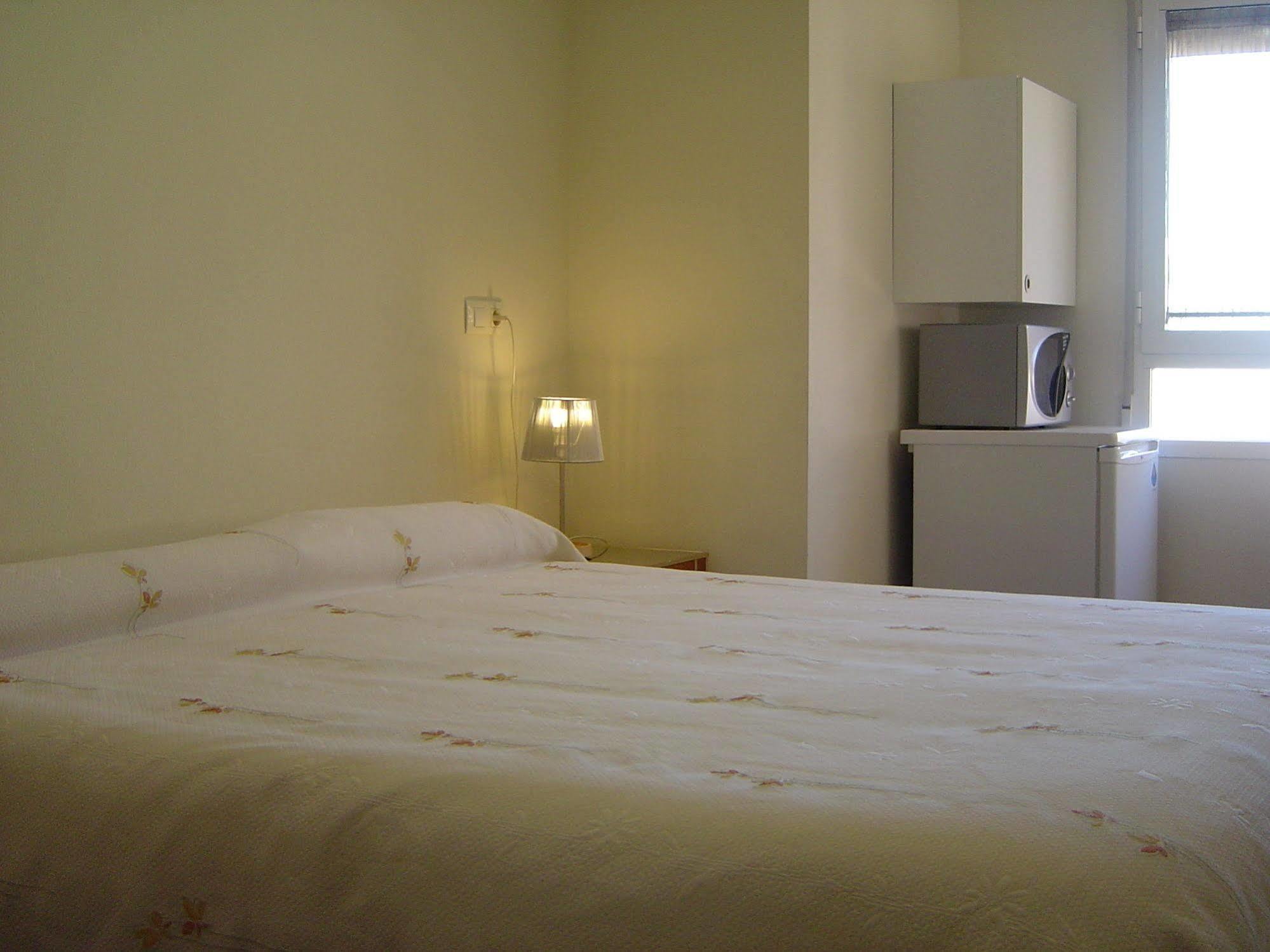 Hostal El Estudio Almansa Bagian luar foto