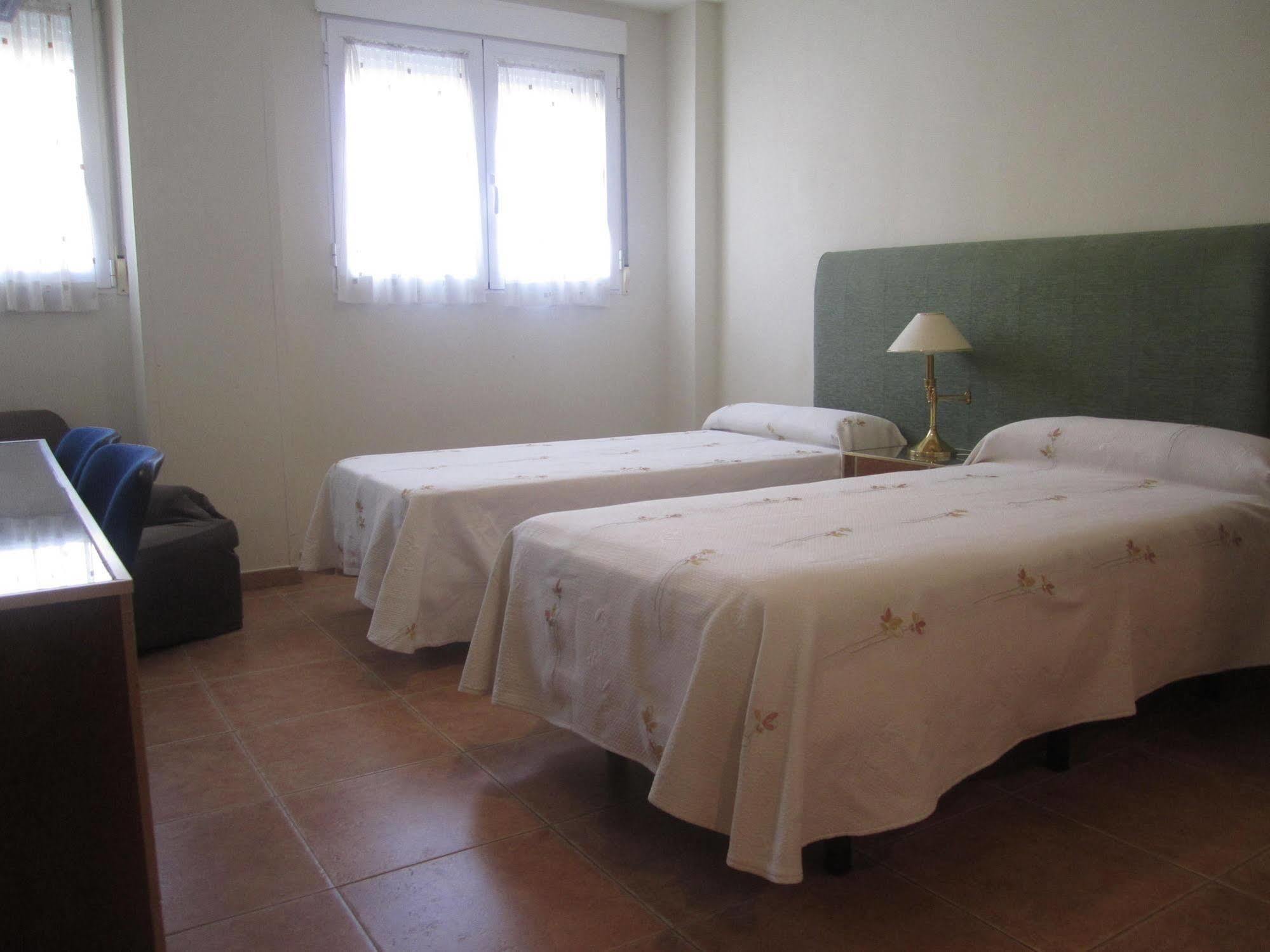 Hostal El Estudio Almansa Bagian luar foto