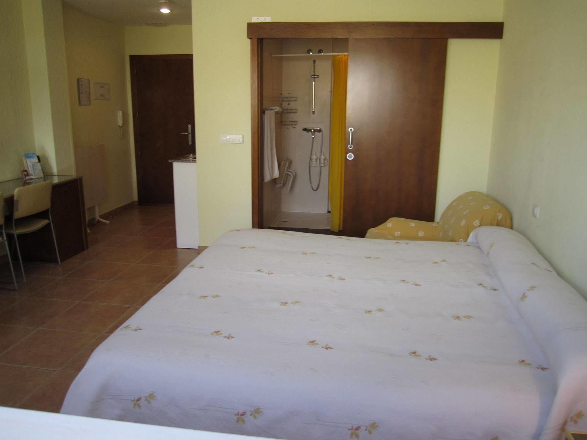 Hostal El Estudio Almansa Bagian luar foto